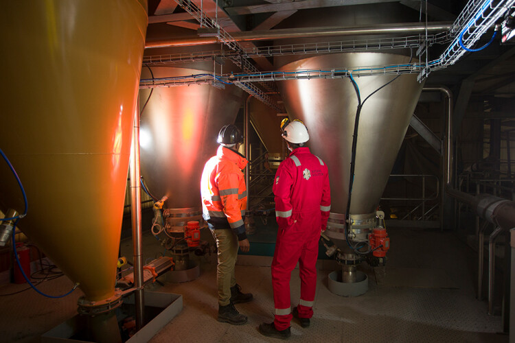 MevoCem’s ingredients – some of which are kept secret – are dosed automatically and fed into the plant’s alkali reactor