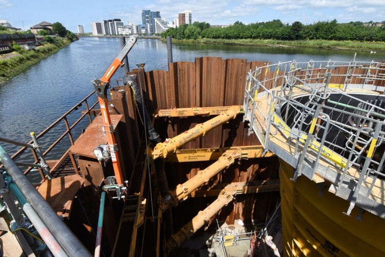 Permanent works in the south cofferdam is now complete and the temporary support has been dismantled. A similar cofferdam on the north side is now being propped.