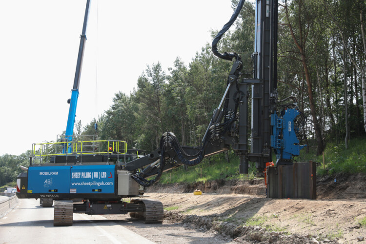 Sheet Piling UK's custom-built rig can operate from the existing carriageway, removing the need for expensive temporary works outside the carriageway