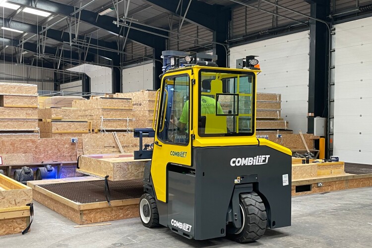 The Combi-CB4E is handling pallets of insulation and finished panels