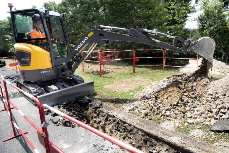 Spac operator Alexandre Birot is putting the Volvo ECR25 Electric through its paces at the Saint-Nom-la Bret&egrave;che golf course