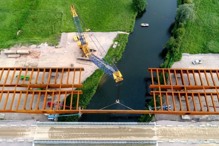 A 600-tonne crawler crane placed all the steelwork