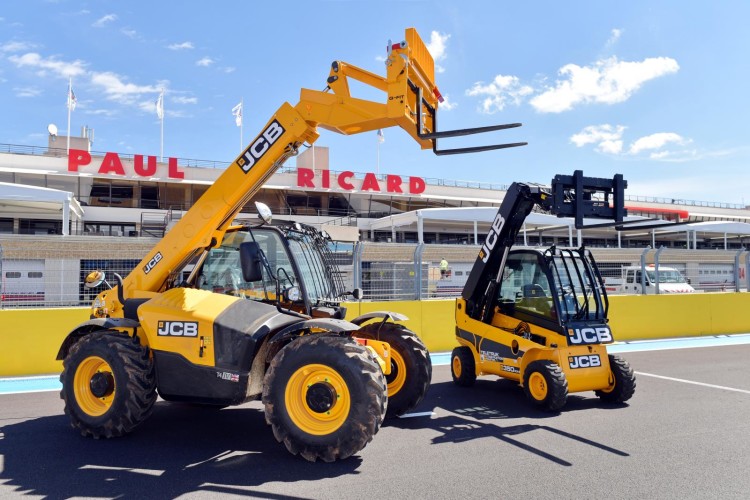 The JCB Loadalls and Teletruk on the starting grid at Circuit Paul Ricard 