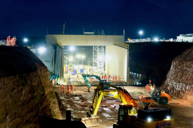 Sliding the 5,600-tonne bridge into place