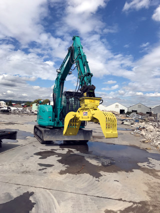 The SGR450 grab is used to sort material on site