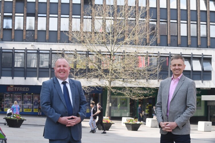 Cllr Jim O&rsquo;Boyle (left) and EDG boss Neil Edgington in front of the Ironmonger Row building