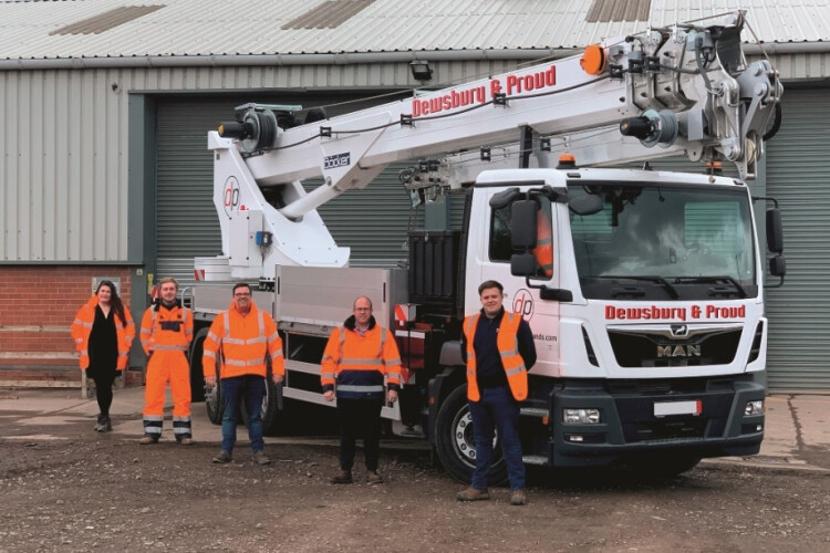 The AK 46/6000 is a versatile six-tonne capacity crane