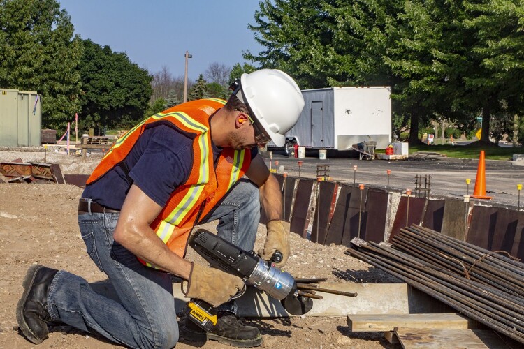 Enerpac&rsquo;s Cordless Bar Cutter in action