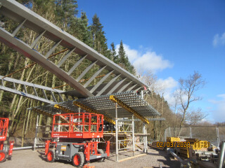 The span was assembled on temporary supports next to the river 
