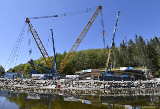 Slingers make final adjustments before the bridge is lifted