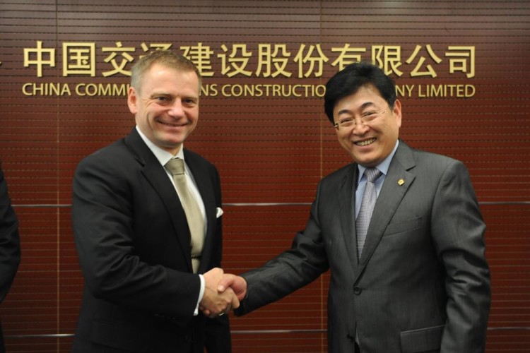Atkins CEO Uwe Krueger (left) and Sun Ziyu, vice president of CHEC parent China Communications Construction Company, signed a cooperation deal last year 