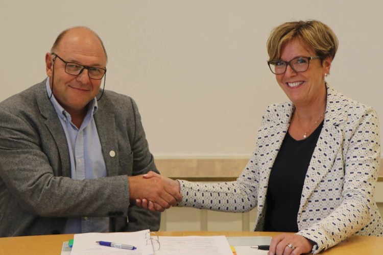 Skanska&rsquo;s Steinar Myhre signed the contract with Statens vegvesen&rsquo;s Berit Brendskag