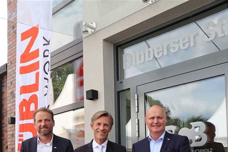 Von links nach rechts: Buchholz in der Nordheide Geschäftsstelle Leiter Markus Reens, Bürgermeister Jan-Hendrik Röhse, Züblin Abteilungsleiter Jens Quade