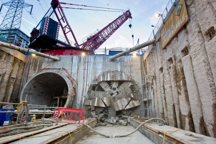 Ellie breaks through at Victoria Dock Portal 