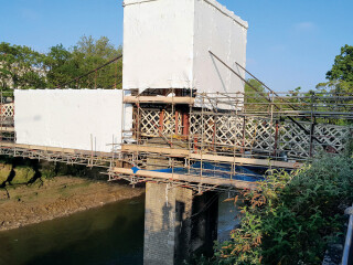 Starting at the southern end of the bridge, the Griffiths team moves the 10m encapsulation tent sequentially across the 60m span to the north pier