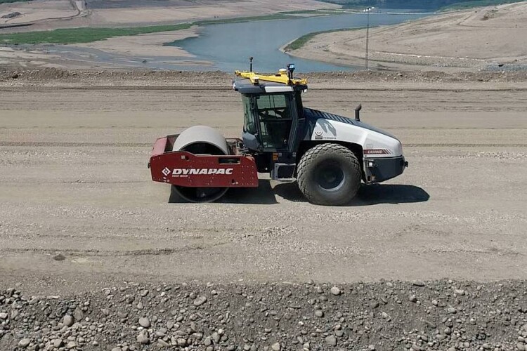 Look no hands!  &ndash; autonomous Dynapac soil compactor on the Peace River dam