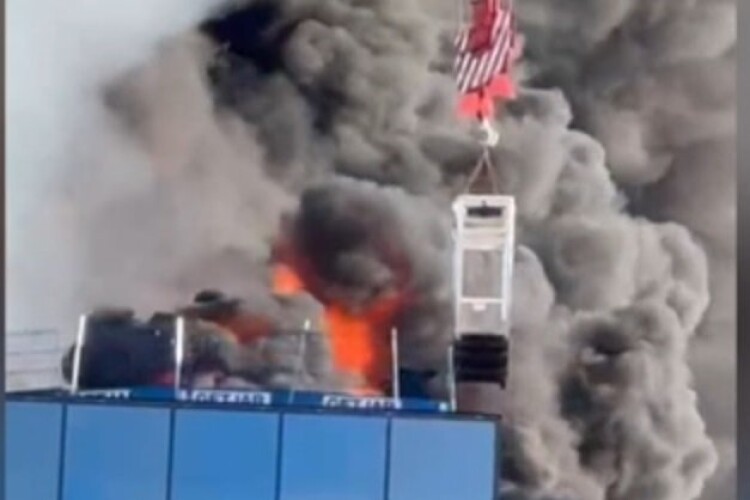 The man-riding cage is winched to the roof to rescue the worker trapped by thick smoke