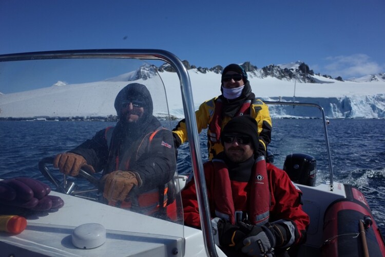 The team returns [Photo credit: British Antarctic Survey]