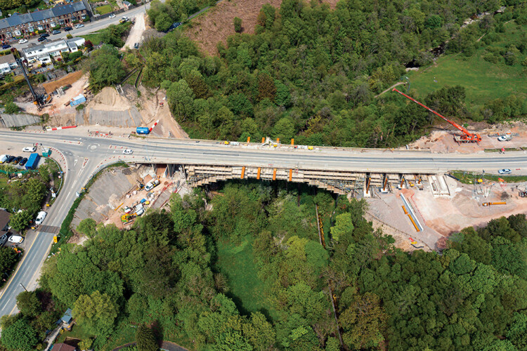 The self-supporting concrete viaduct spans the valley with a single arch 
