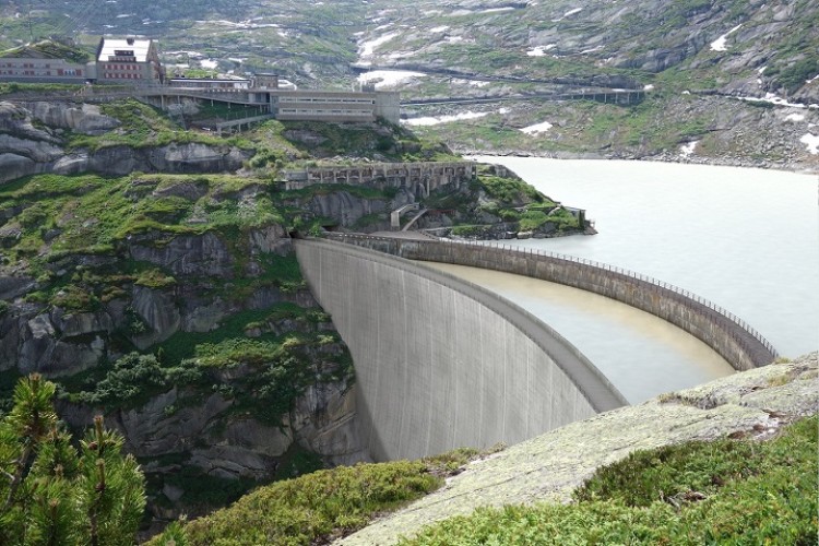 The new double-curvature arch dam is to be built directly in front of the old dam wall. The old dam will remain in place and will be filled in on both sides. (Image: KWO/David Ormerod)