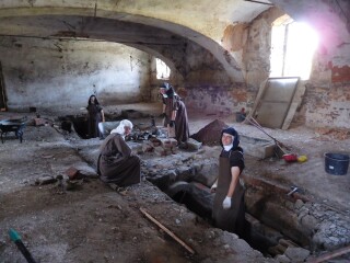 Nuns restoring the gallery system in the granary