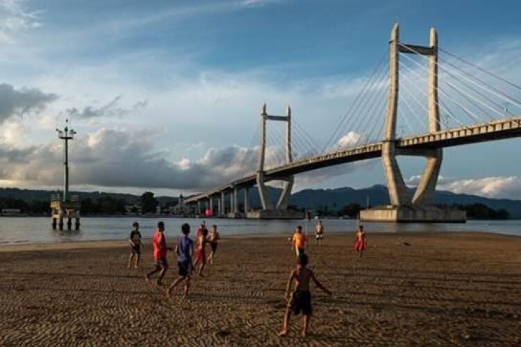 The overall winner: Agung Lawerissa (@lawerisaid) took a picture showing Merah Putih Bridge in Indonesia