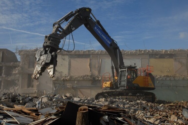 Collard's Volvo EC750E at work in west London