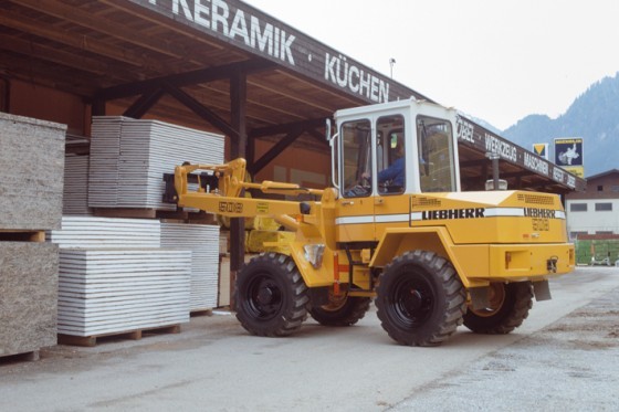 60 anni di sviluppo di pale gommate Liebherr 1680x1119_1492592438_liebherr-erste-baureihe-bischofshofen-l508-ladegabel-1980s