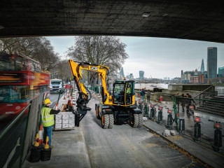 Compact dimensions and reduced tailswing allow Hydradig to work in confined sites