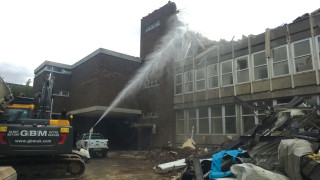 The Moto-Fog machine delivers droplets via a nozzle whereas the Dust-Boss uses a fan to project a cloud of droplets out to 60m