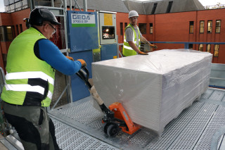 With a load capacity of 3.4 tonnes, the GEDA hoist has no difficulty carrying a full pallet of plasterboard