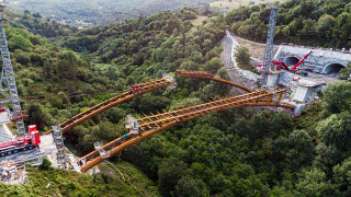 The viaduct was built with minimal impact on the protected environment of the Bolintxu valley