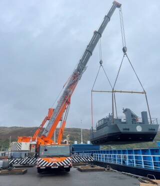 An LTM 1250-5.1 carries out a tandem lift with an LTM 1300-6.2 behind