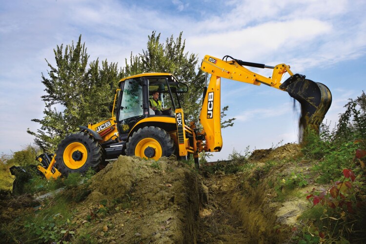 The four-wheel steer 4CX PRO backhoe loader