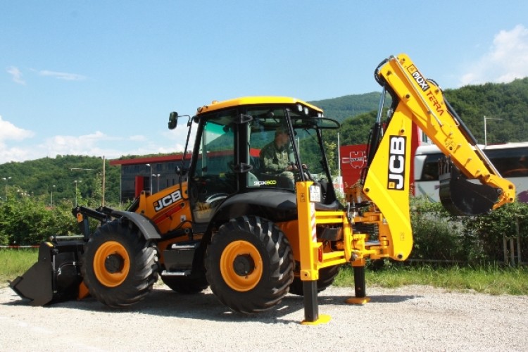 A Bosnian soldier puts the JCB 3CX backhoe through its paces