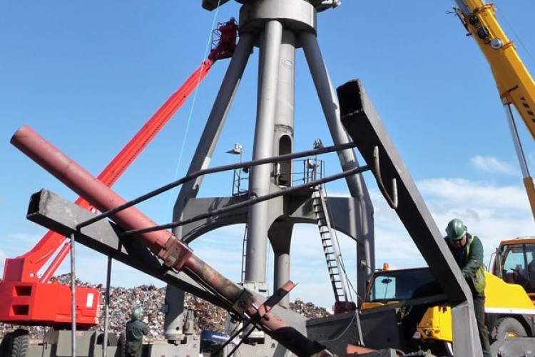 Port crane installation and dismantling is a Seward Wyon speciality