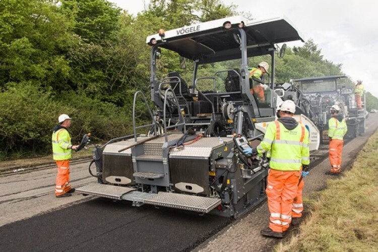 V&ouml;gele Super 1900-3i paver follows on behind the Wirtgen 3200 CR cold recycler