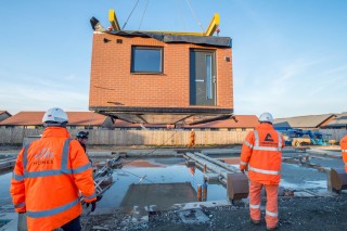 Craning in an Ilke prefab in Hull