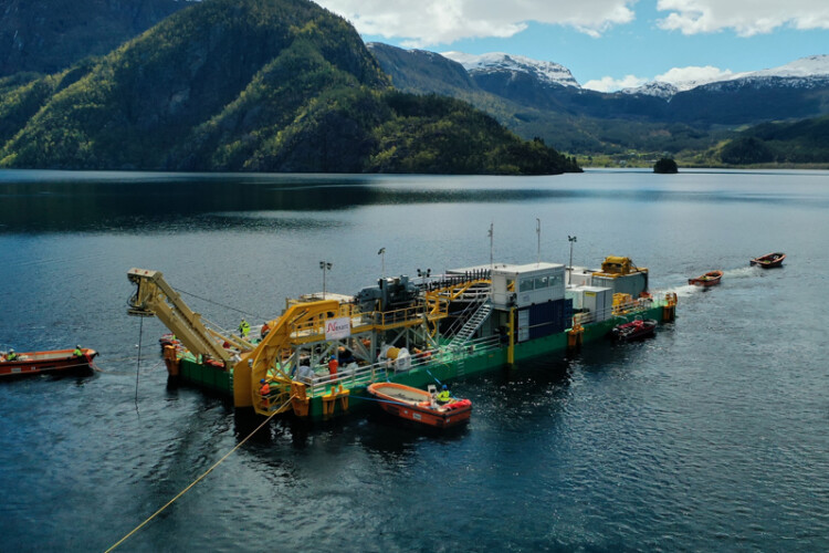 A custom-made platform was needed in the lake as regular cable vessels were too big to get to it