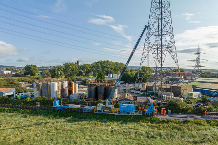 Giken’s Silent Piler can be combined with a power pack, compact crane and pile transporter to offer the ‘full GRB’ system in which all the components are able to travel along a line of piles