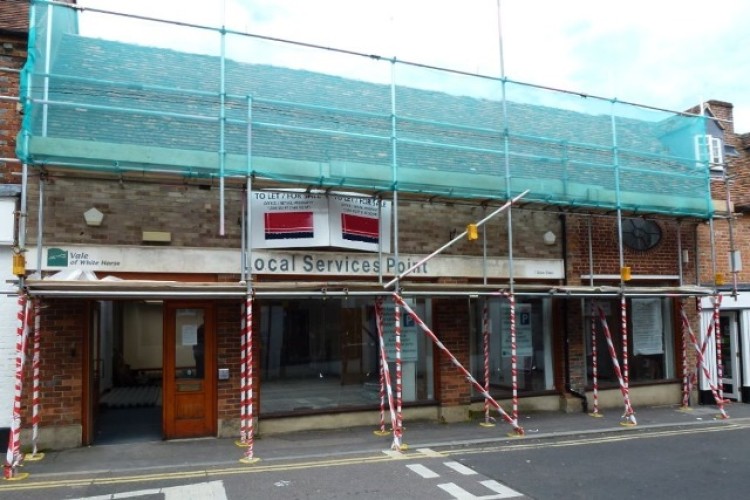The scaffold in Wantage with missing ties, bracing and vehicle impact protection