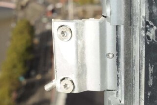 The window was held by a single restrictor