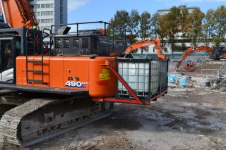 For the Zaxis 490, the water tank is at the rear
