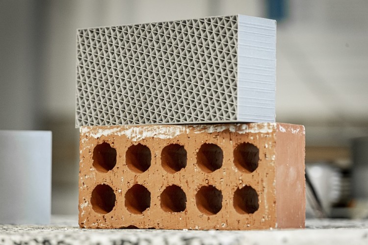 The brick made from recycled domestic plastic waste outperforms the clay one for thermal insulation