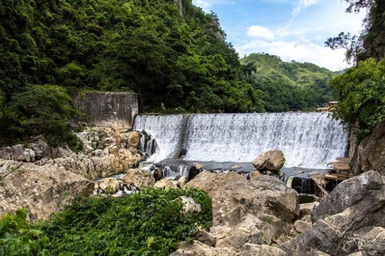 The existing Wawa Dam over the Marikina River is downstream of the future Upper Wawa dam. 