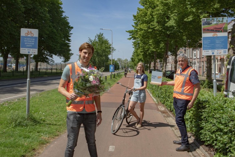 The millionth cyclist on the first PlasticRoad was Dorienke Pullen, who was given an official award and flowers by Anne Koudstaal and Marcel Jager (while keeping their 1.5m distance).