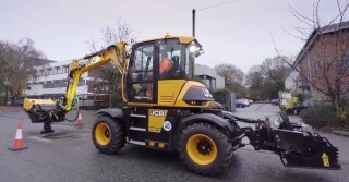 The Pothole Pro is based on the JCB Hydradig