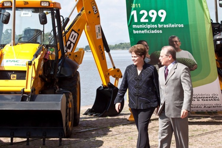 President Dilma Rousseff and Rio Grande do Sul state governor Tarso Genro check out their new JCBs