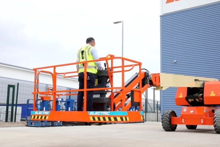 The JLG 660SJ boom lift can now run on battery power