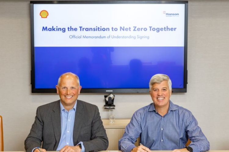 Hanson UK chief executive Simon Willis (left) and Shell vice president Carlos Maurer sign the memorandum of understanding